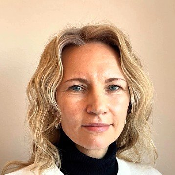 Portrett av Anna Averyanova Grønningen, teoritolk hos TeoriTolk