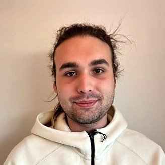 Portrett av Mateusz Wasik, teoritolk hos TeoriTolk